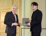 Oberbürgermeister Dr. Bernhard Matheis (l.) überreicht Hugo-Ball-Förderpreis an Marc Degens (r)