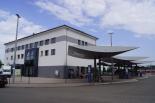 Blick auf den HBf Pirmasens mit Bahnhofsgebäude (Juni 2014)